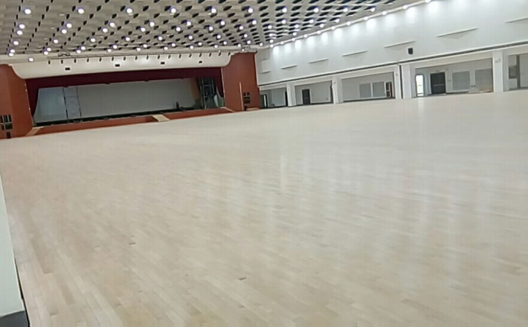 學(xué)校籃球運(yùn)動(dòng)地板怎么翻新？
