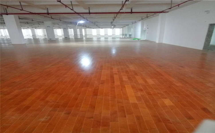 五角楓風(fēng)雨操場地板多少錢一平米？